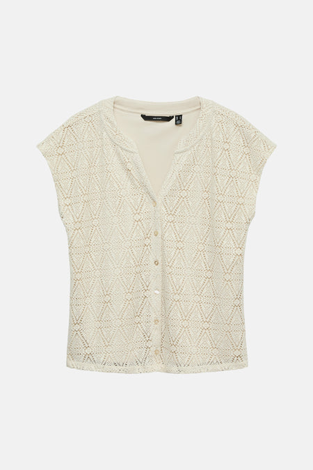 T-shirt beige à manches courtes de VERO MODA® en maille crochet, col V, motif losanges ajouré et boutonnage.