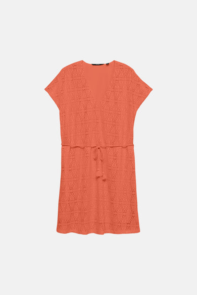 Robe orange de VERO MODA® avec col en V, motif ajouré en losanges et cordon de serrage à la taille.