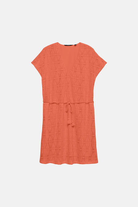 Robe orange de VERO MODA® avec col en V, motif ajouré en losanges et cordon de serrage à la taille.
