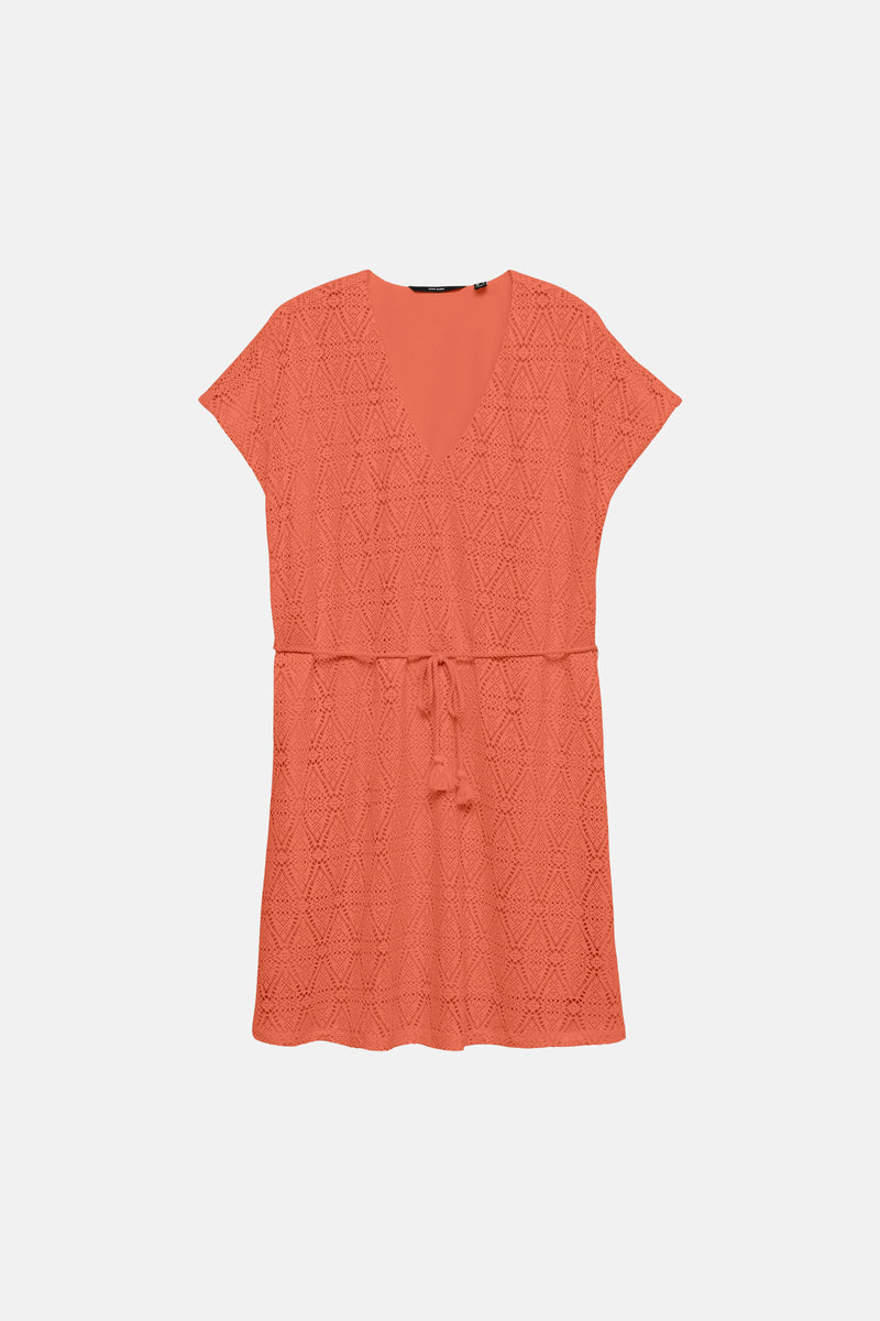 Robe orange de VERO MODA® avec col en V, motif ajouré en losanges et cordon de serrage à la taille.