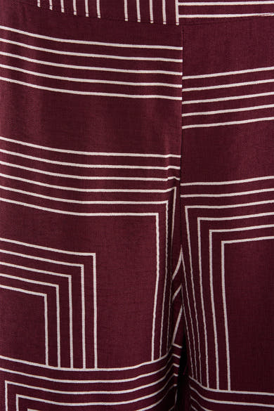 Pantalon multicolore de VERO MODA® avec motif géométrique, en tissu texturé bordeaux et rayures blanches.