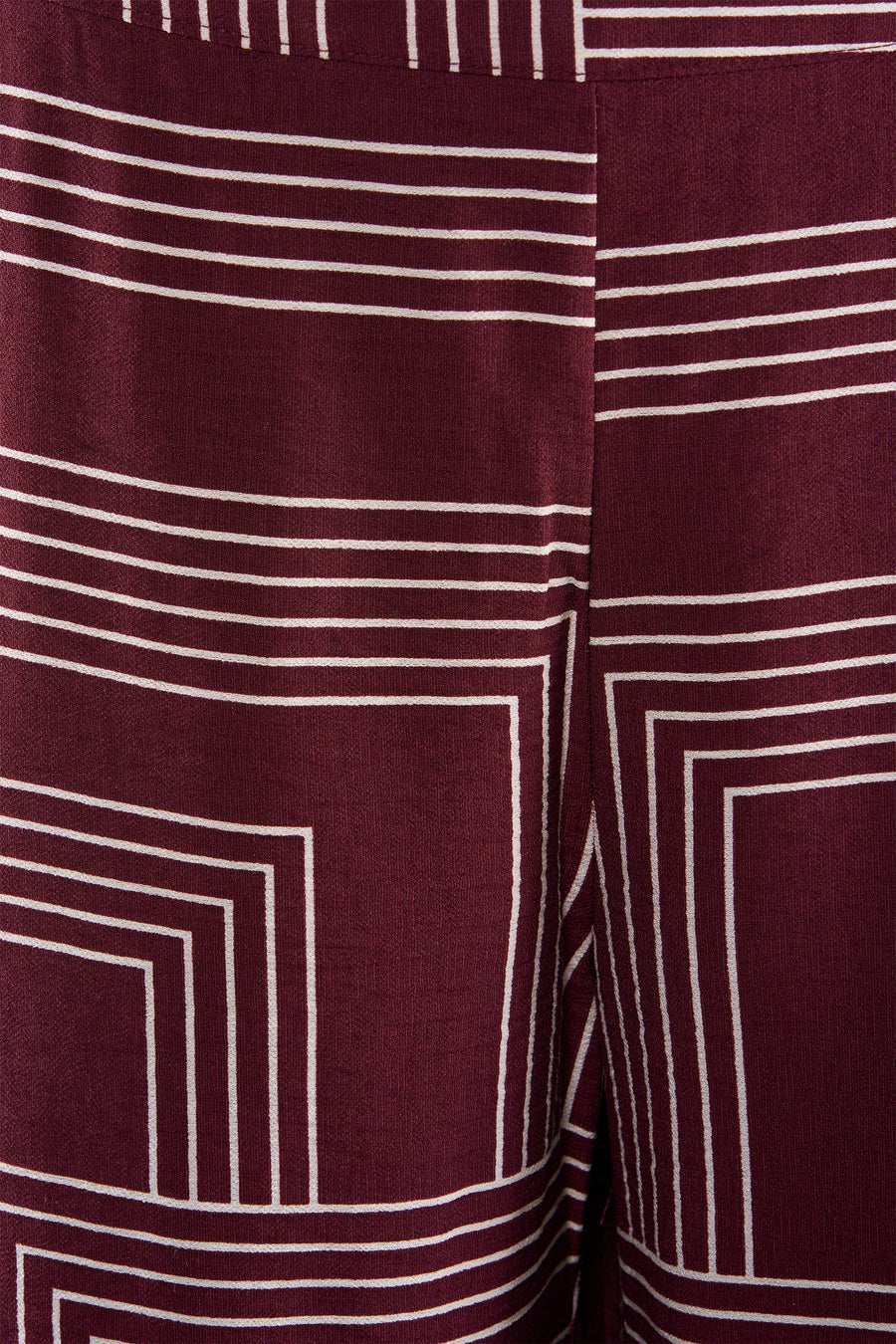 Pantalon multicolore de VERO MODA® avec motif géométrique, en tissu texturé bordeaux et rayures blanches.