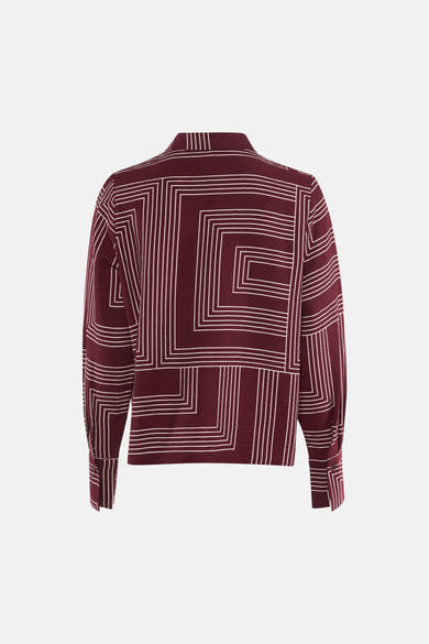 Chemise à manches longues bordeaux de VERO MODA® avec motif géométrique à lignes blanches, vue de dos.
