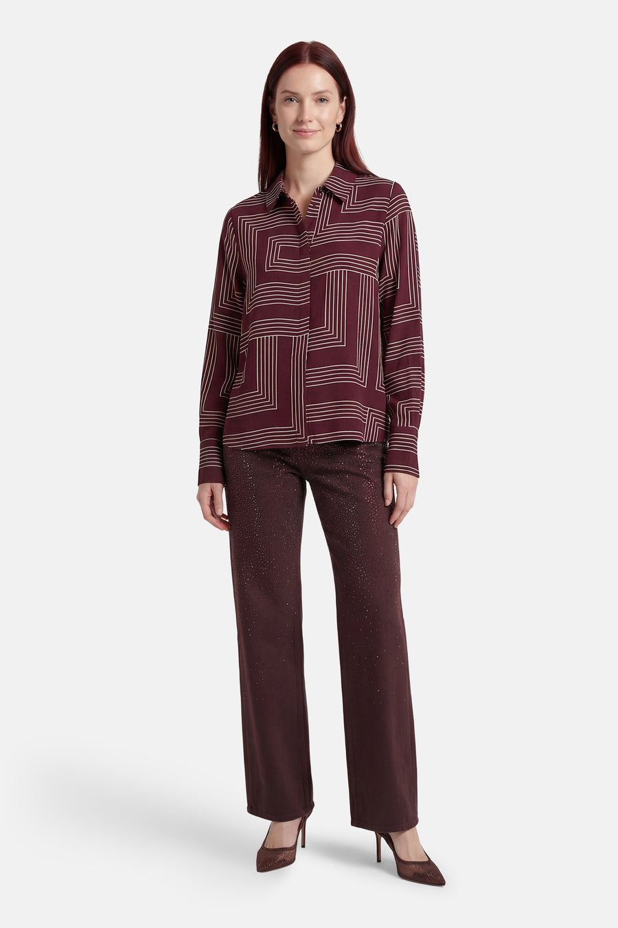 Chemisier bordeaux à manches longues de VERO MODA® avec motif géométrique à lignes blanches.