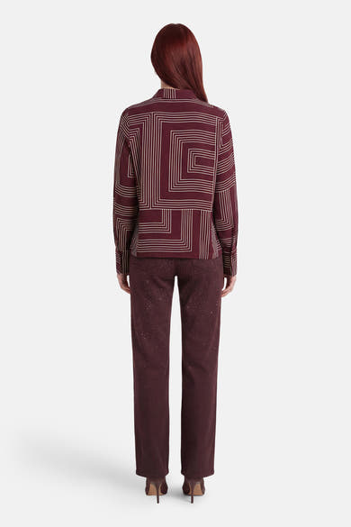 Bordeaux overhemd met lange mouwen van VERO MODA® met geometrisch strepenpatroon, gedragen met een bijpassende broek en schoenen.