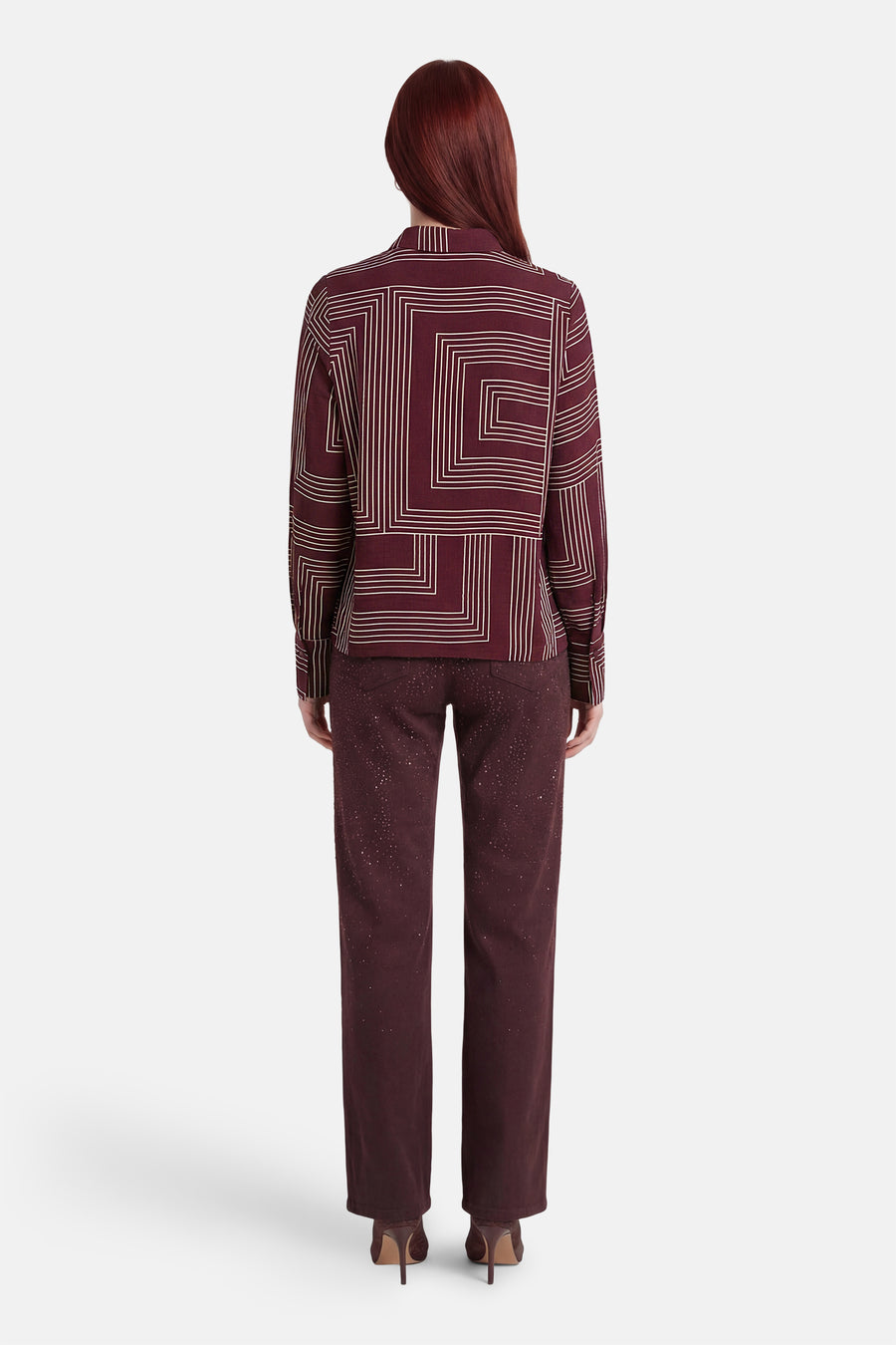 Bordeaux overhemd met lange mouwen van VERO MODA® met geometrisch strepenpatroon, gedragen met een bijpassende broek en schoenen.