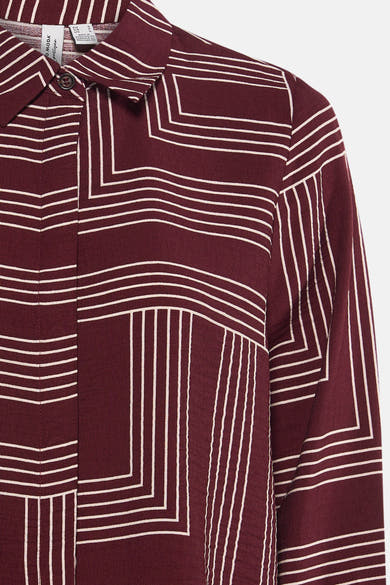 Bordeaux overhemd met lange mouwen van VERO MODA® met wit geometrisch patroon, bruine knoop en zachte textuur.