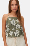 Débardeur multicolore de VERO MODA®, imprimé floral vert olive et blanc, porté avec un short en crochet blanc.