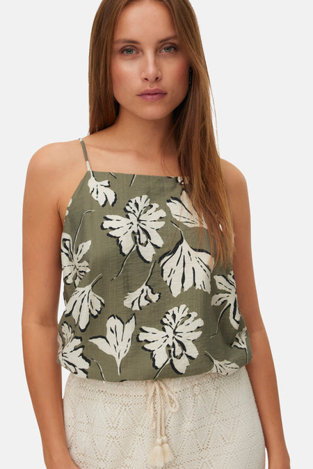 Débardeur multicolore de VERO MODA®, imprimé floral vert olive et blanc, porté avec un short en crochet blanc.