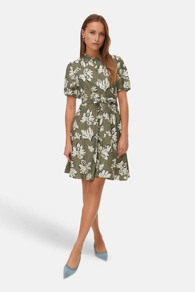 Robe multicolore de VERO MODA ornée d'un motif floral blanc et noir, avec une ceinture assortie.
