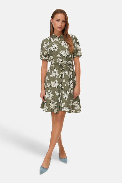 Robe multicolore de VERO MODA ornée d'un motif floral blanc et noir, avec une ceinture assortie.