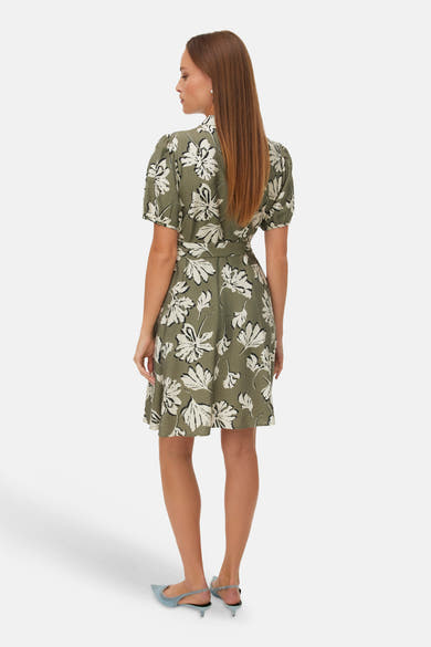 Robe multicolore de VERO MODA® avec motif floral blanc et noir, manches courtes et chaussures bleu clair.

