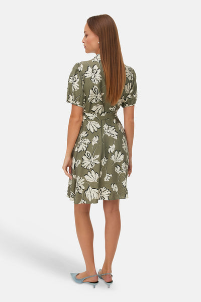 Robe multicolore de VERO MODA® avec motif floral blanc et noir, manches courtes et chaussures bleu clair.

