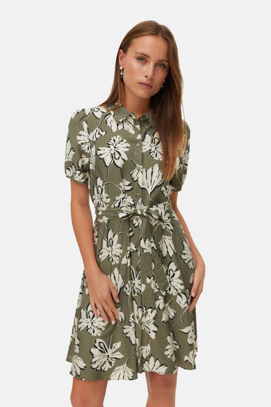 Robe multicolore de VERO MODA® à imprimé floral, coupe chemise avec ceinture nouée à la taille.