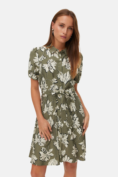 Robe multicolore de VERO MODA® à imprimé floral, coupe chemise avec ceinture nouée à la taille.