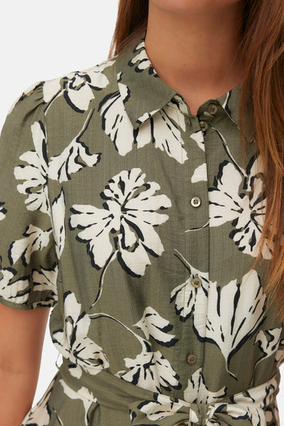 Robe multicolore de VERO MODA®, à motifs floraux blancs et noirs, avec ceinture nouée à la taille.
