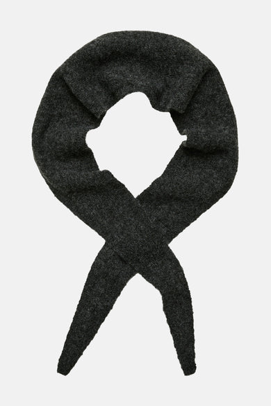 Foulard gris de VERO MODA, en maille torsadée, disposé en forme de nœud sur fond uni.