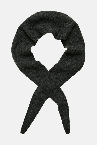 Foulard gris de VERO MODA, en maille torsadée, disposé en forme de nœud sur fond uni.