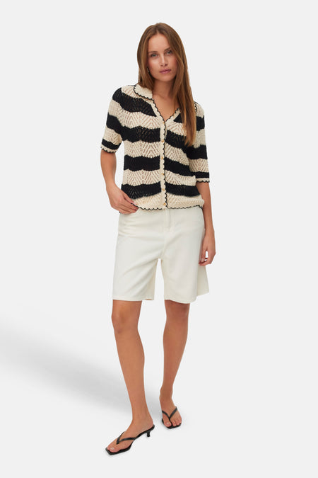 Gilet en crochet noir et beige de VERO MODA® à rayures, col festonné et manches courtes.