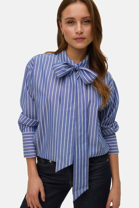 Chemise à manches longues bleue à rayures blanches de VERO MODA, avec un nœud décoratif et manches retroussées.