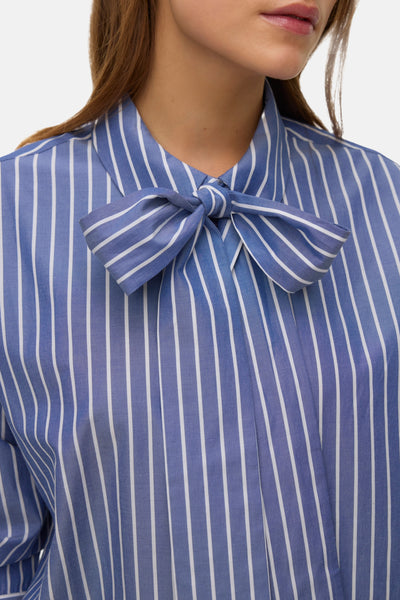 Chemisier bleu à rayures blanches VERO MODA® avec un nœud décoratif au col.