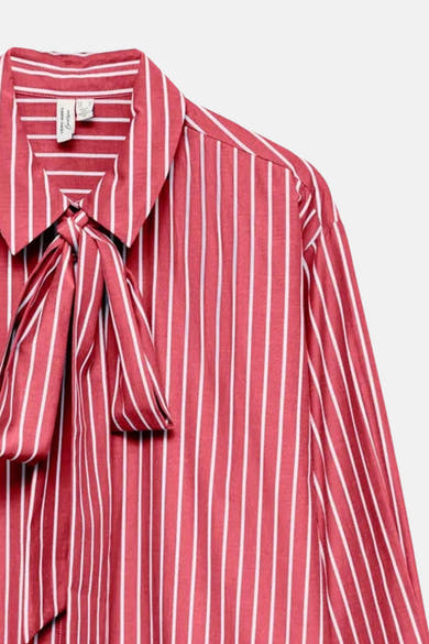 Rozijig rokend chemisier met lange mouwen van VERO MODA® met een decoratief gebonden kraag.