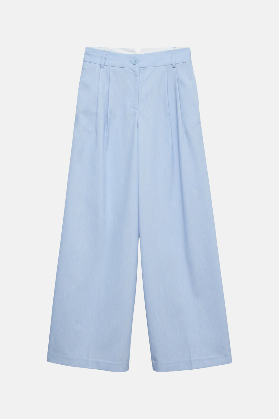 Blauwe kostuumbroek van VERO MODA®, close-up van een paspelzak en een riemlus, zichtbare stoftextuur.