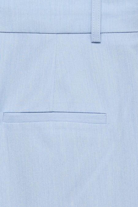 Pantalon de costume bleu de VERO MODA®, gros plan sur une poche passepoilée et un passant de ceinture, texture du tissu visible.