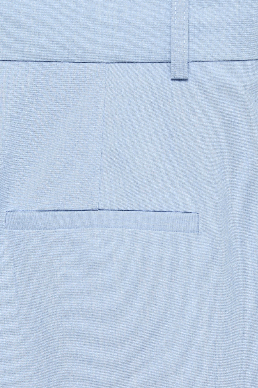Pantalon de costume bleu de VERO MODA®, gros plan sur une poche passepoilée et un passant de ceinture, texture du tissu visible.