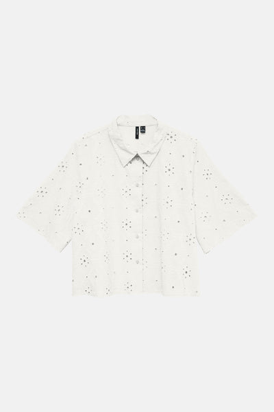 Chemise à manches courtes blanche de VERO MODA® en broderie anglaise, boutonnée avec col.