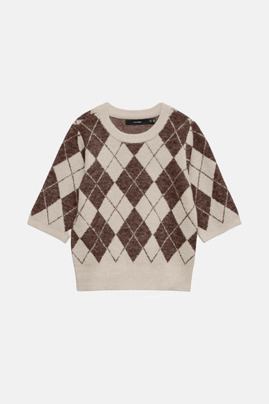 Bruine trui met boothals in bruin van VERO MODA met beige ruitpatroon en korte mouwen.