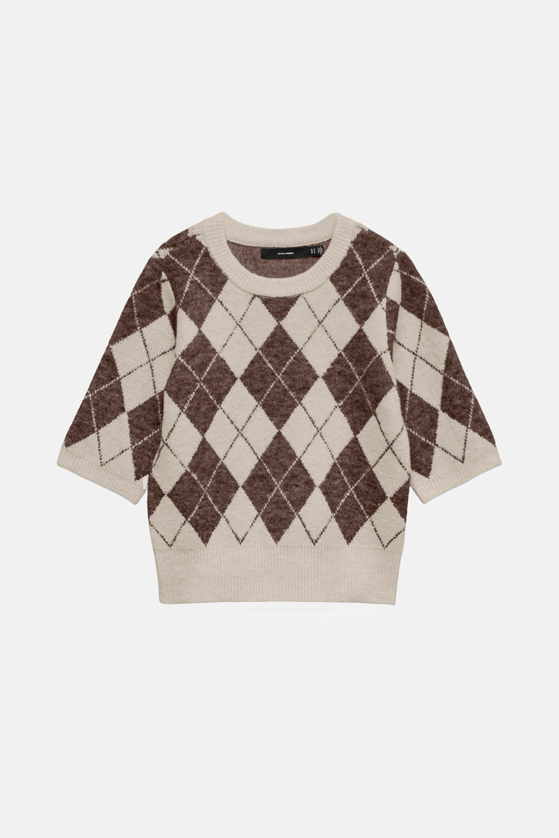 Bruine trui met boothals in bruin van VERO MODA met beige ruitpatroon en korte mouwen.