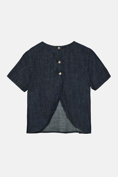 Kortemouwen blouse van donkerblauw denim van VERO MODA®, met knoopsluiting aan de achterkant.