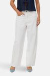 Jean blanc en denim de VERO MODA, jambe large et porté avec un haut bleu foncé.