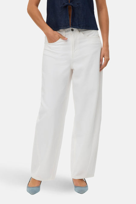 Jean blanc en denim de VERO MODA, jambe large et porté avec un haut bleu foncé.