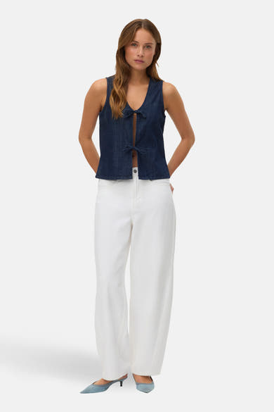 Jean en denim blanc de VERO MODA, porté avec un haut bleu noué et des escarpins bleus pointus.
