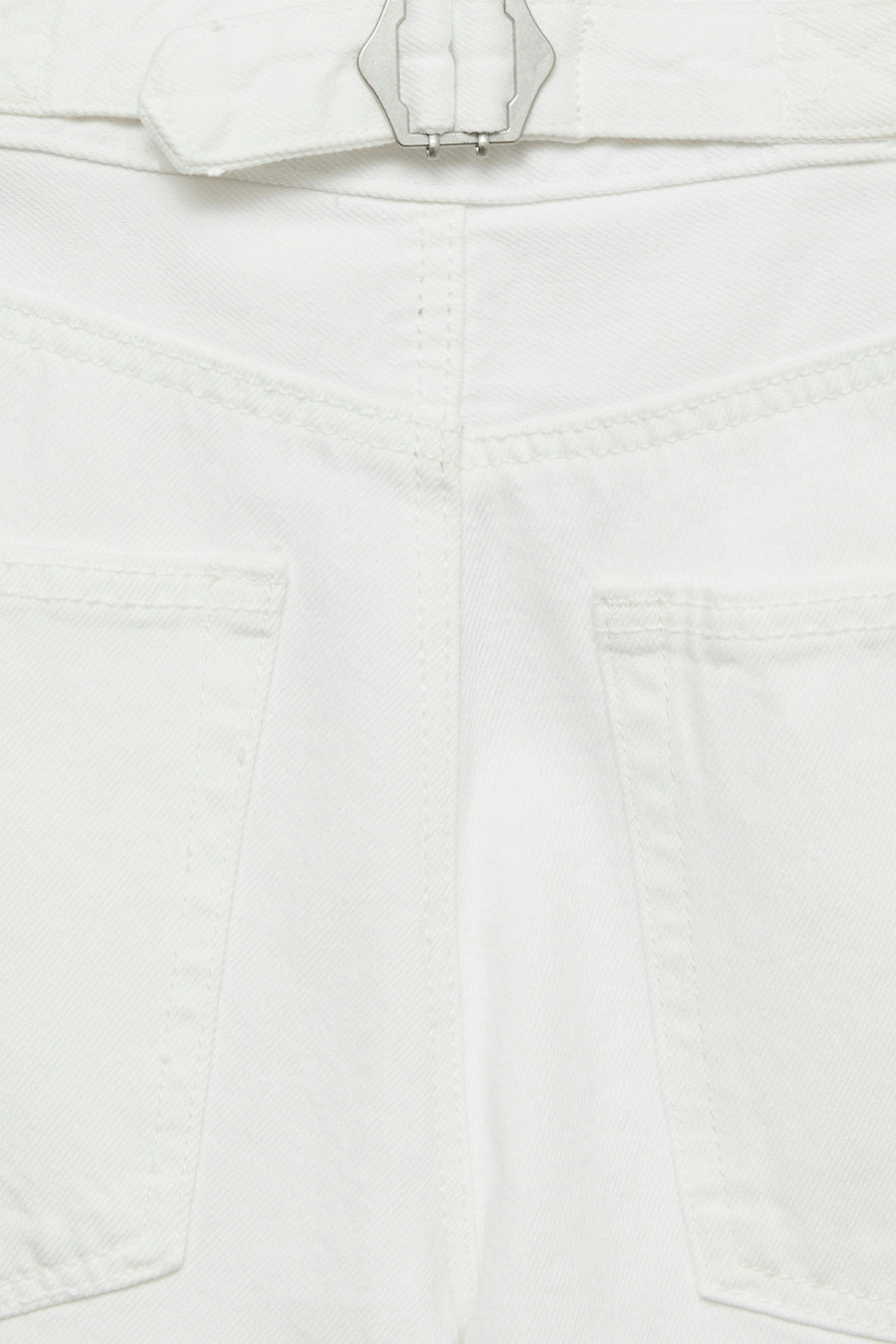 Jean blanc en denim par Vero Moda, détail de la partie arrière avec poches et boucle de ceinture métallique.