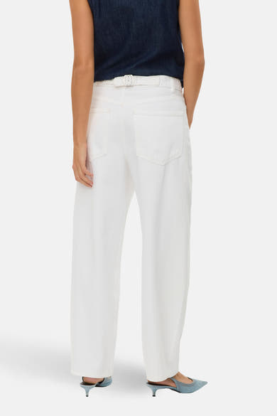 Jean blanc en denim de VERO MODA, porté avec une ceinture blanche et des chaussures bleues.