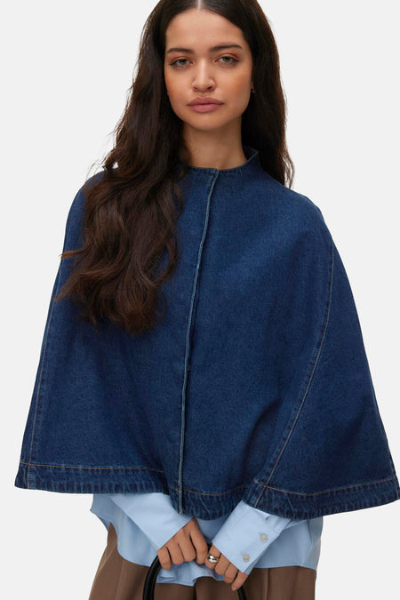 Veste en denim bleu foncé de VERO MODA®, avec fermeture à bouton unique sur le devant.
