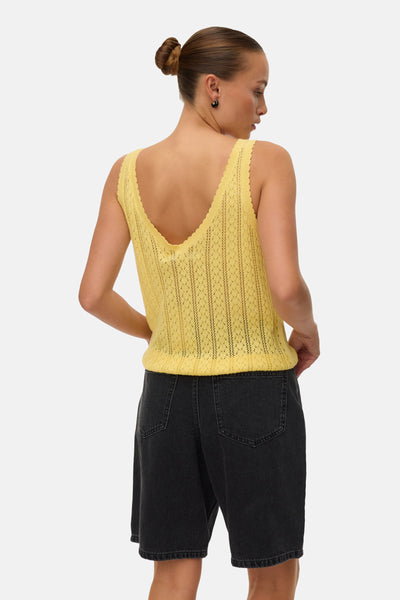 Top sans manches jaune de VERO MODA® en tricot ajouré, vue de dos, avec décolleté V profond.