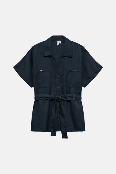 Chemise à manches courtes bleu de VERO MODA®, avec ceinture à nouer, poches à rabat et boutons dorés.
