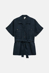 Chemise à manches courtes bleu de VERO MODA®, avec ceinture à nouer, poches à rabat et boutons dorés.