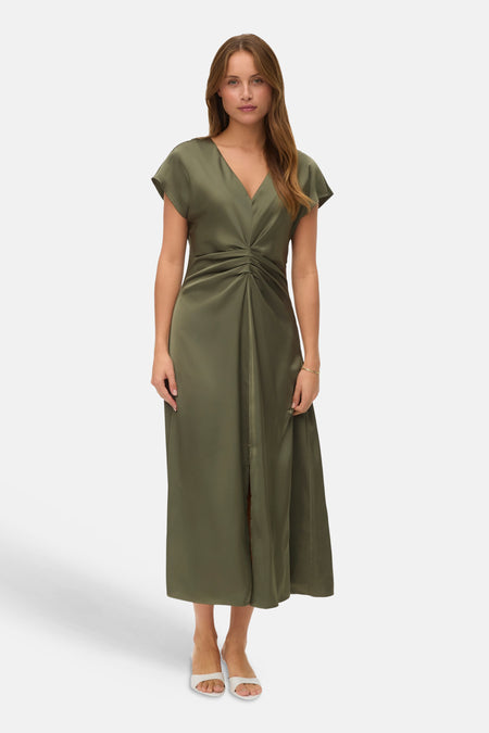 Robe kaki de VERO MODA®, coupe midi avec décolleté en V et détail drapé.