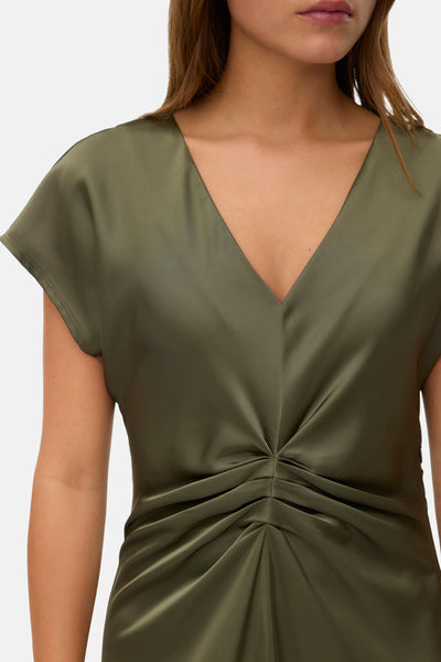Robe kaki par VERO MODA®, avec un col en V et un détail drapé froncé.
