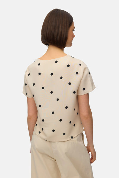 Chemisier à manches courtes multicolore de VERO MODA®, à motif pois noirs sur fond beige.
