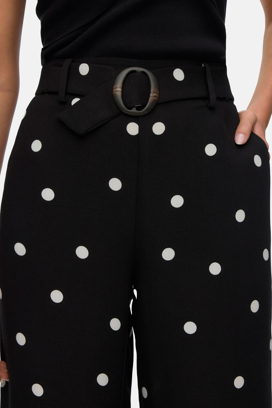 Zwarte broek met witte stippen van VERO MODA, met gespriemde riem en zak.