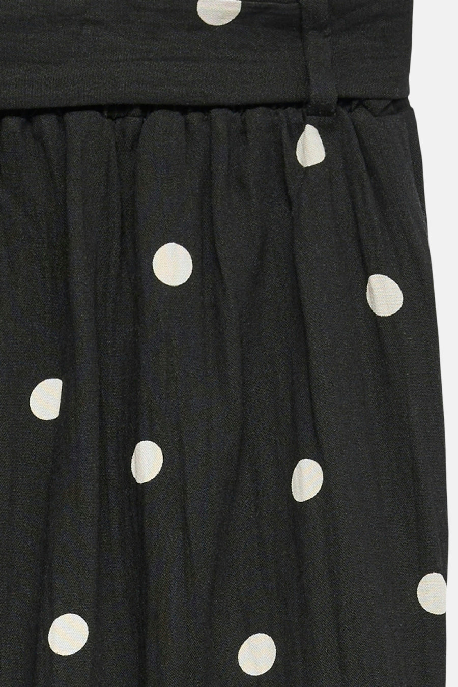 Zwarte broek met witte stippen van Vero Moda, met een ceintuur in de taille.