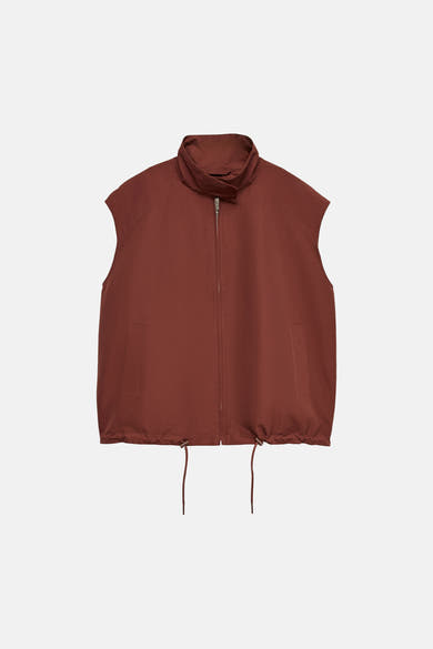 Rood mouwloos vest van VERO MODA®, met ritssluiting en trekkoord.