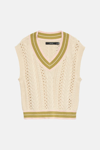 Gilet écru de VERO MODA® tricoté avec motifs tressés ajourés, col en V et bordures rayées vert olive et rose pâle.