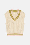 Gilet écru de VERO MODA® tricoté avec motifs tressés ajourés, col en V et bordures rayées vert olive et rose pâle.
